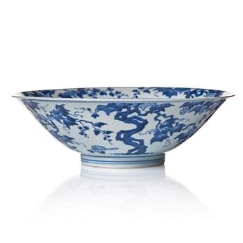 833. A blue and white squirrel and grapevine bowl, Qing dynasty, Kangxi (1662-1722).