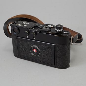 A black body Leica M4 no 1247719 from 1969-70 from Weitzlar with Summicron 1:2 / 35 and a Leica- Meter.