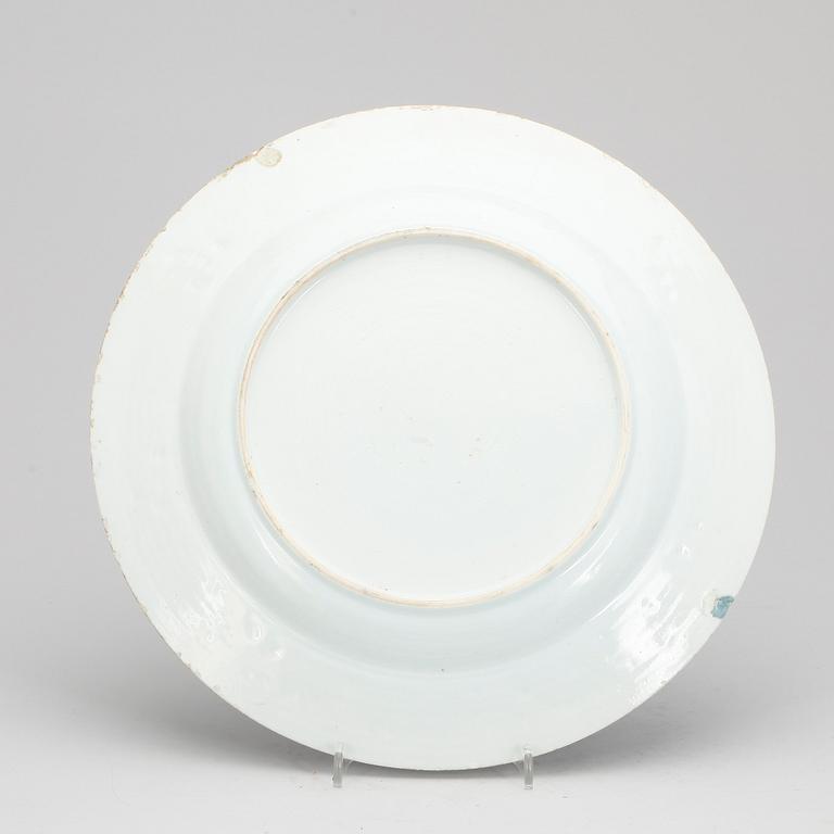 TALLRIKAR samt FAT, 3 +1 porslin, Kina, Qingdynastin, 1700-tal.
