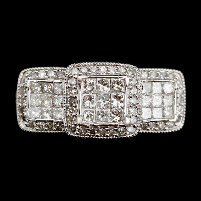RING, 14 k vitguld, briljant och princesslipade diamanter, tot ca 1.0 ct.