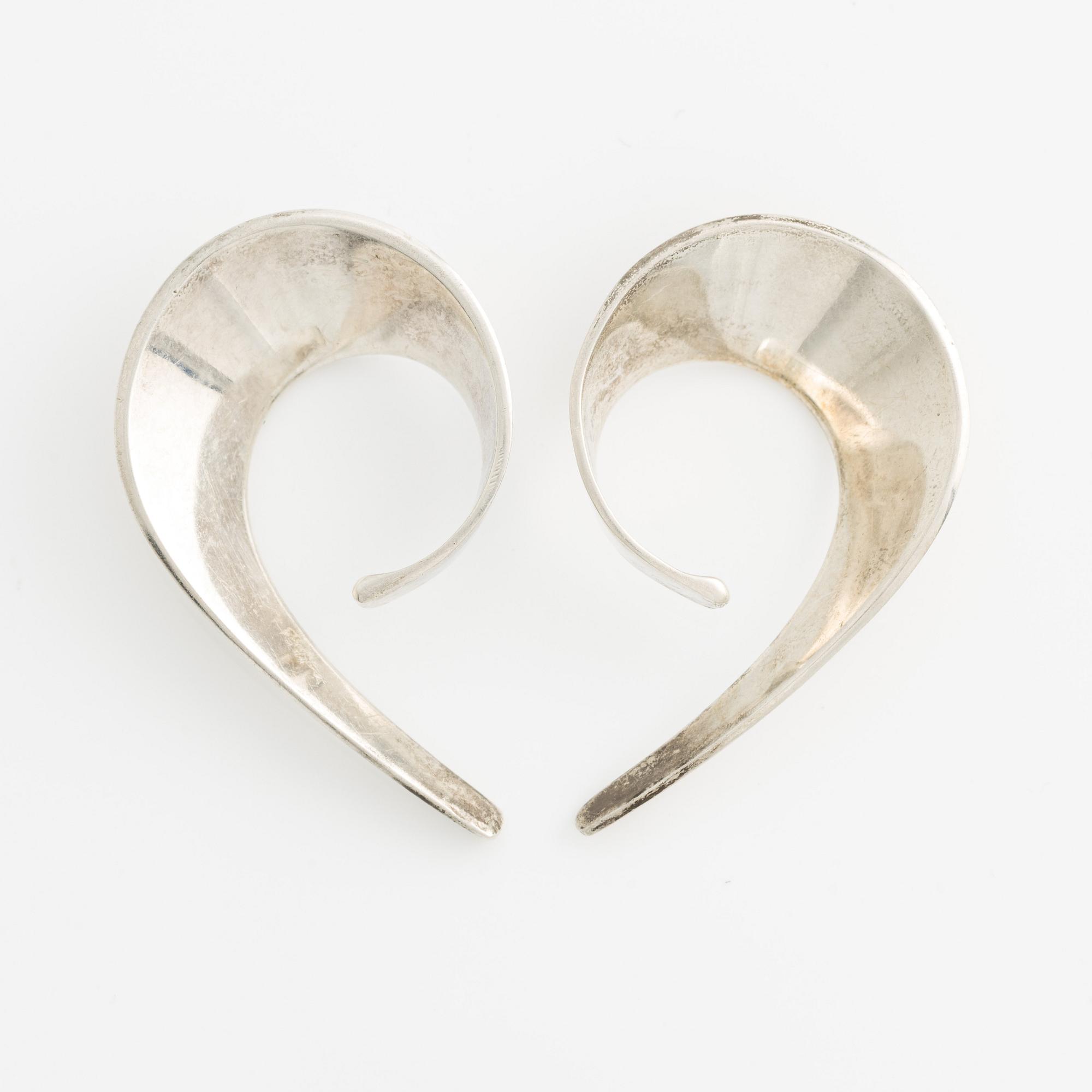 Tone Vigeland ett par örhängen sterlingsilver.