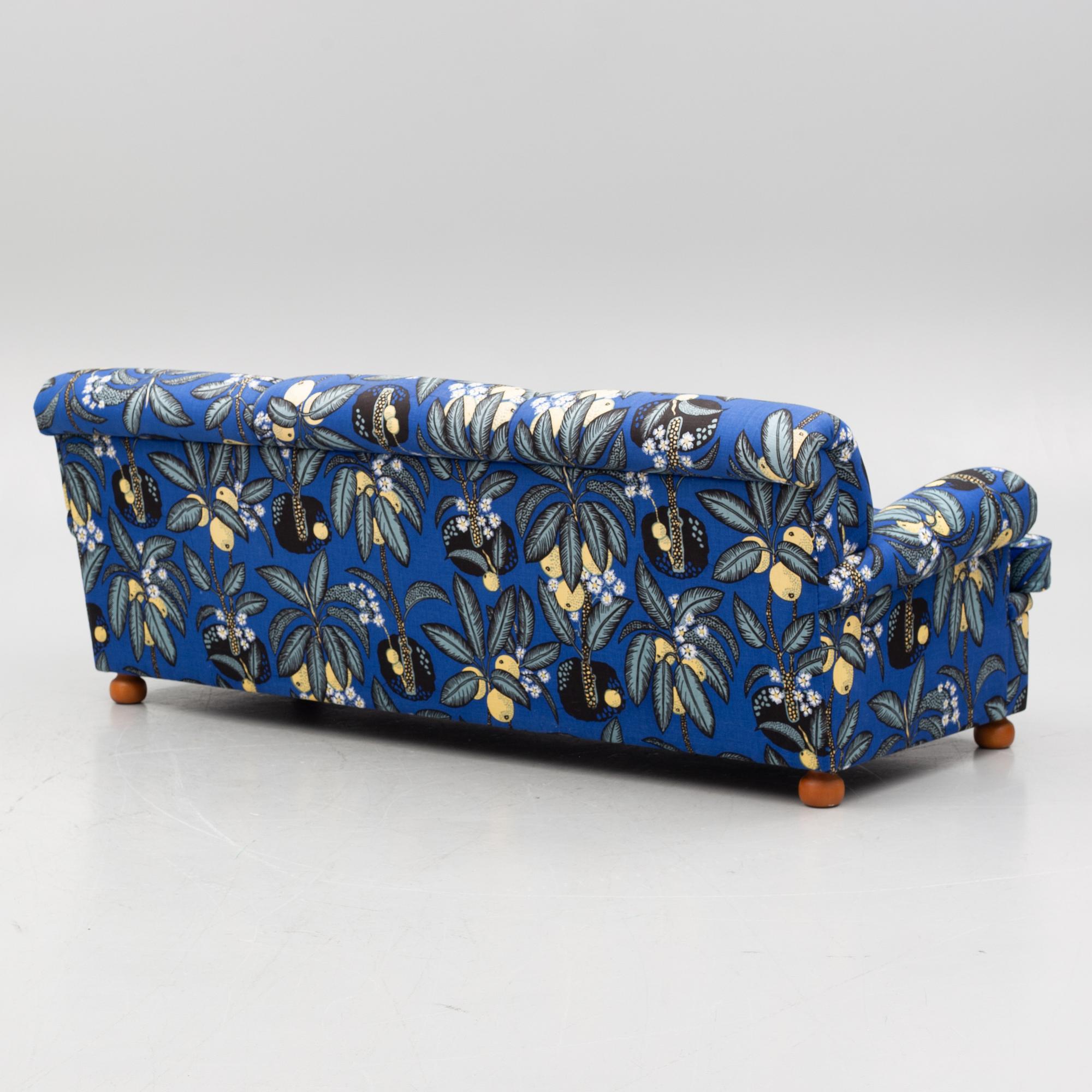 Josef Frank, a model 703 sofa, Firma Svenskt Tenn.