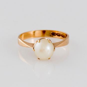 RING, odlad pärla, 14K guld. Henrik Jaakko Lehtovaara, Helsingfors 1970.