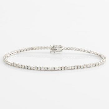 Tennis bracelet with brilliant-cut diamonds.