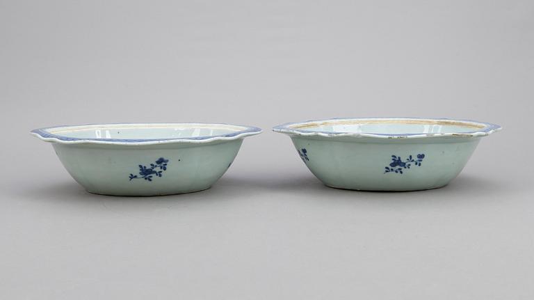 KAROTTER ETT PAR, & STEKFAT 2 st, porslin, Qingdynastin, Kina, 1700-tal till tidigt 1800-tal.