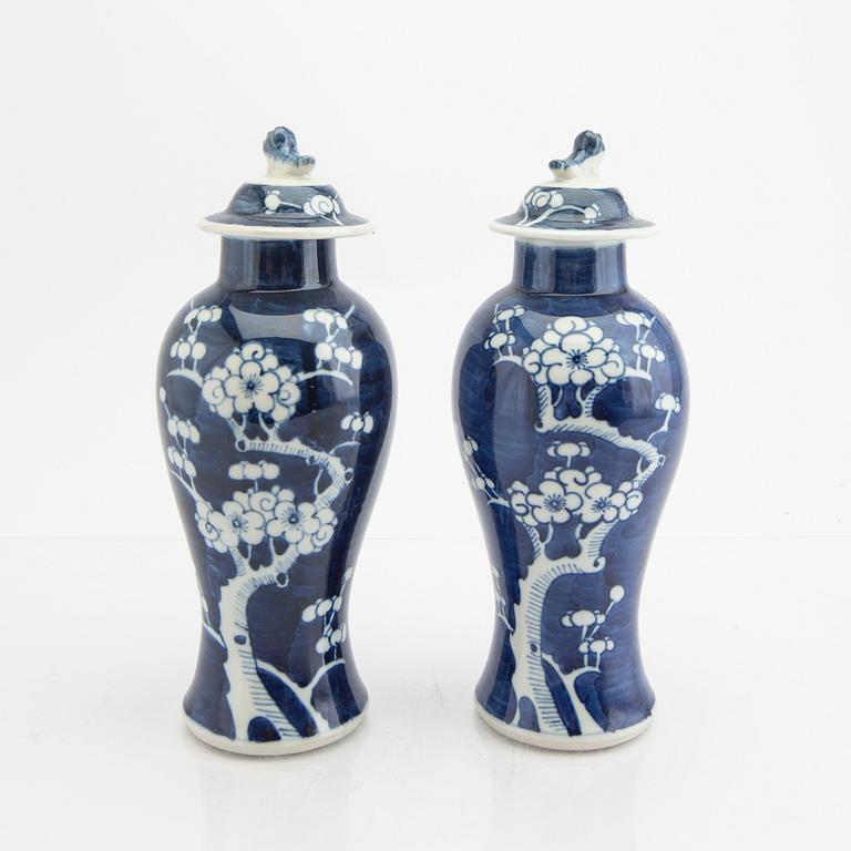 A pair of Chinese porcelain urns around 1900.