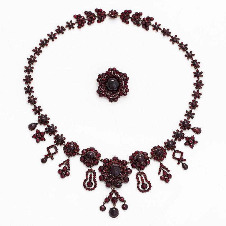 Collier och brosch, viktorianska, cabochon- och rosenslipade granater, silver.