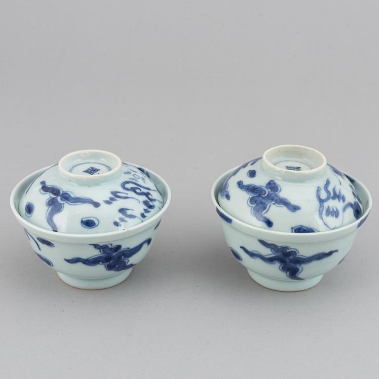 A pair of cups with covers and stand, Qing dynasty, 19th Century.