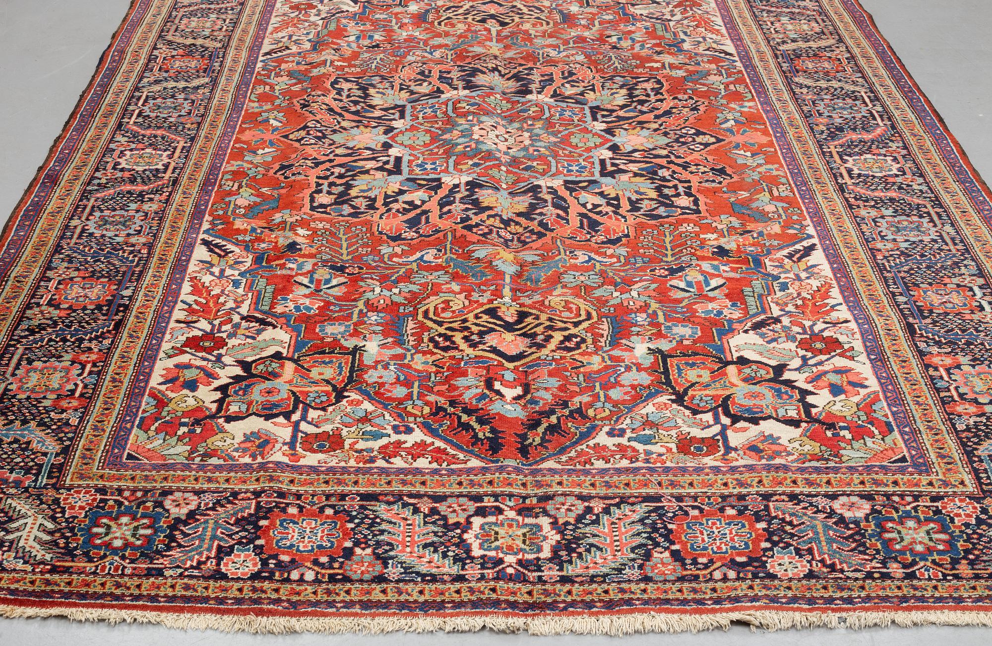 Matto, semi-antique Heriz, ca 381 x 256 cm.