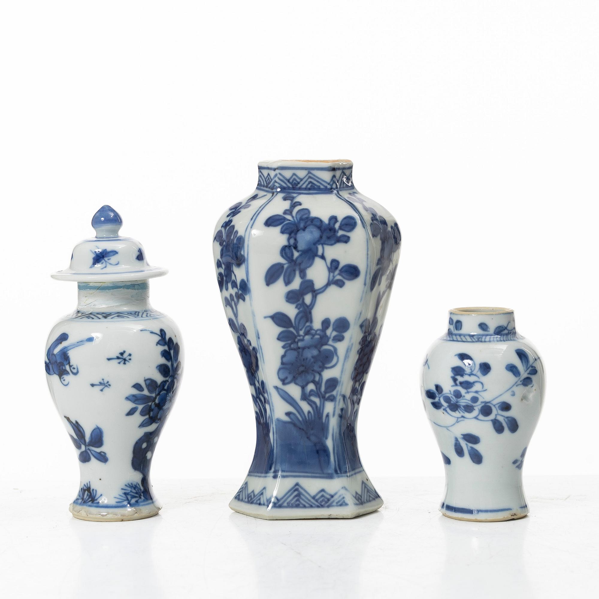 A group of three blue and white minitature vases, Qing dynasty, Kangxi (1662-1722).