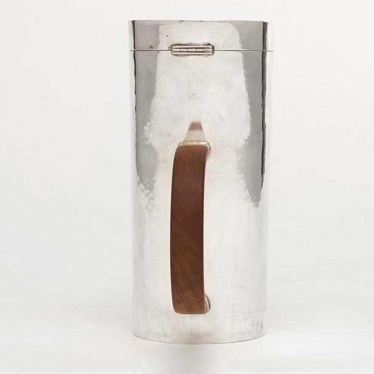 A Sigurd Persson sterling silver coffee pot, Stockholm 1985, executed by the silversmith Lars Munkhammar.