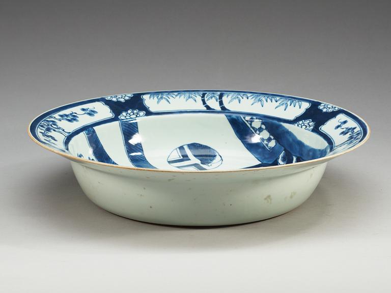 A blue and white basin, Qing dynasty, Kangxi (1662-1722).