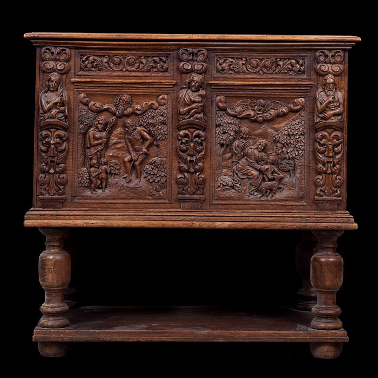 KISTA PÅ BENSTÄLLNING, barockstil. 1800/1900-tal.