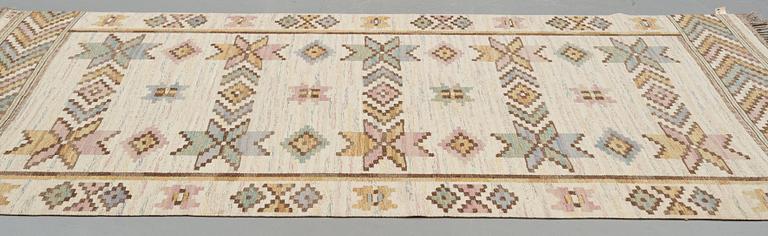 Märta Måås-Fjetterström, A carpet, "Vit botten", flat weave, ca 293-301,5 x 201,5-205 cm, signed MMF.