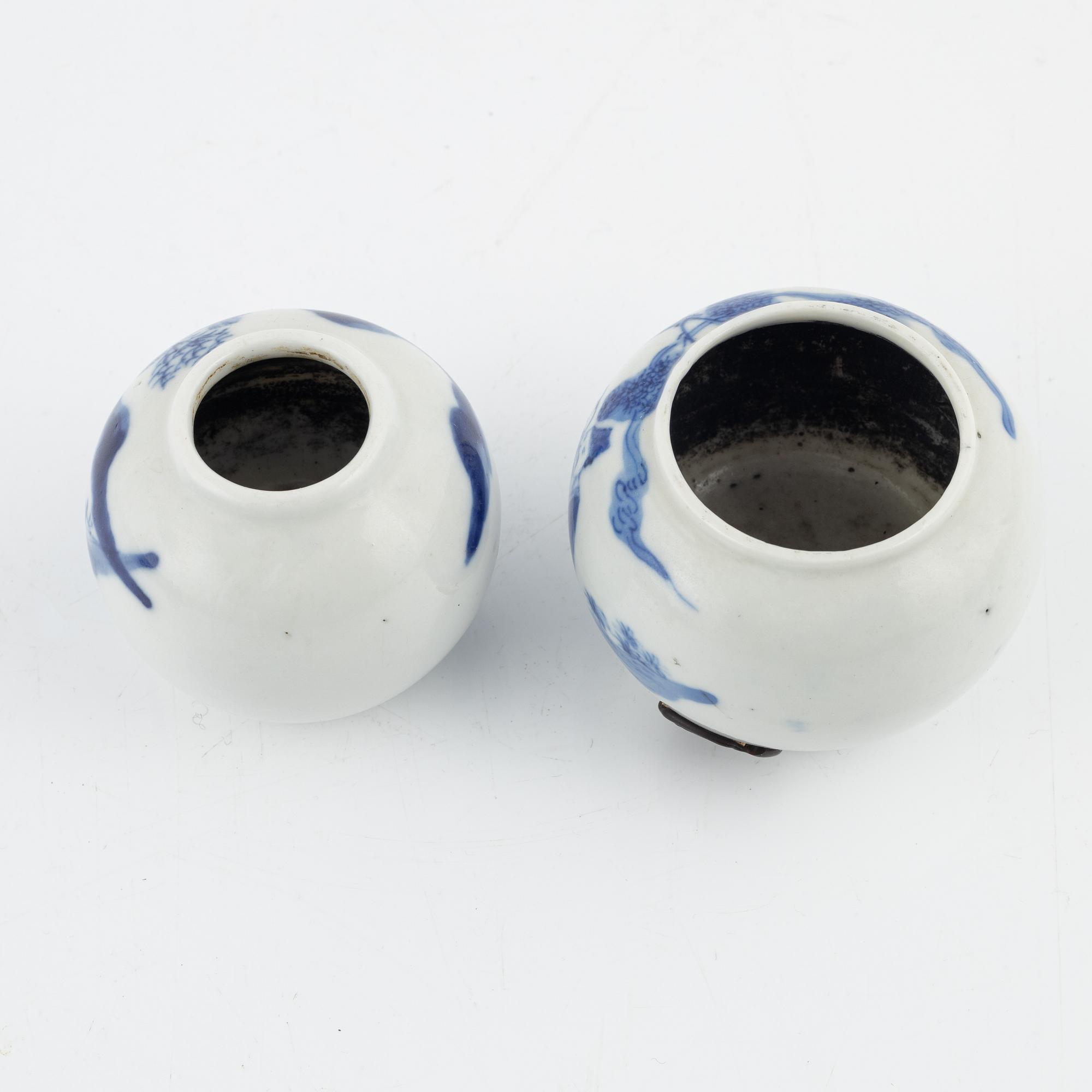 A group of 17 Chinese porcelain objects, China, late Qing/20th Century.