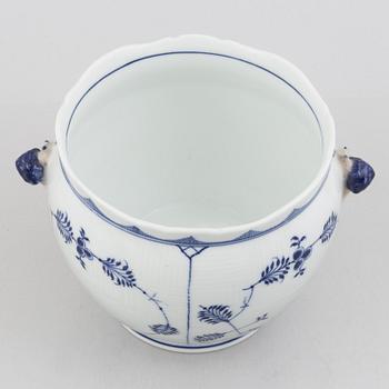 A 'Blue Fluted Plain'/'Musselmalet' porcelain pot, Royal Copenhagen, 1901.