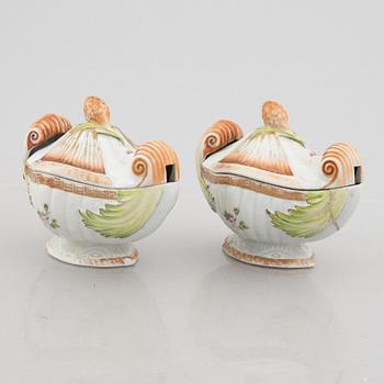 A pair of export porcelain sauce bowls with covers, China, 18th century.