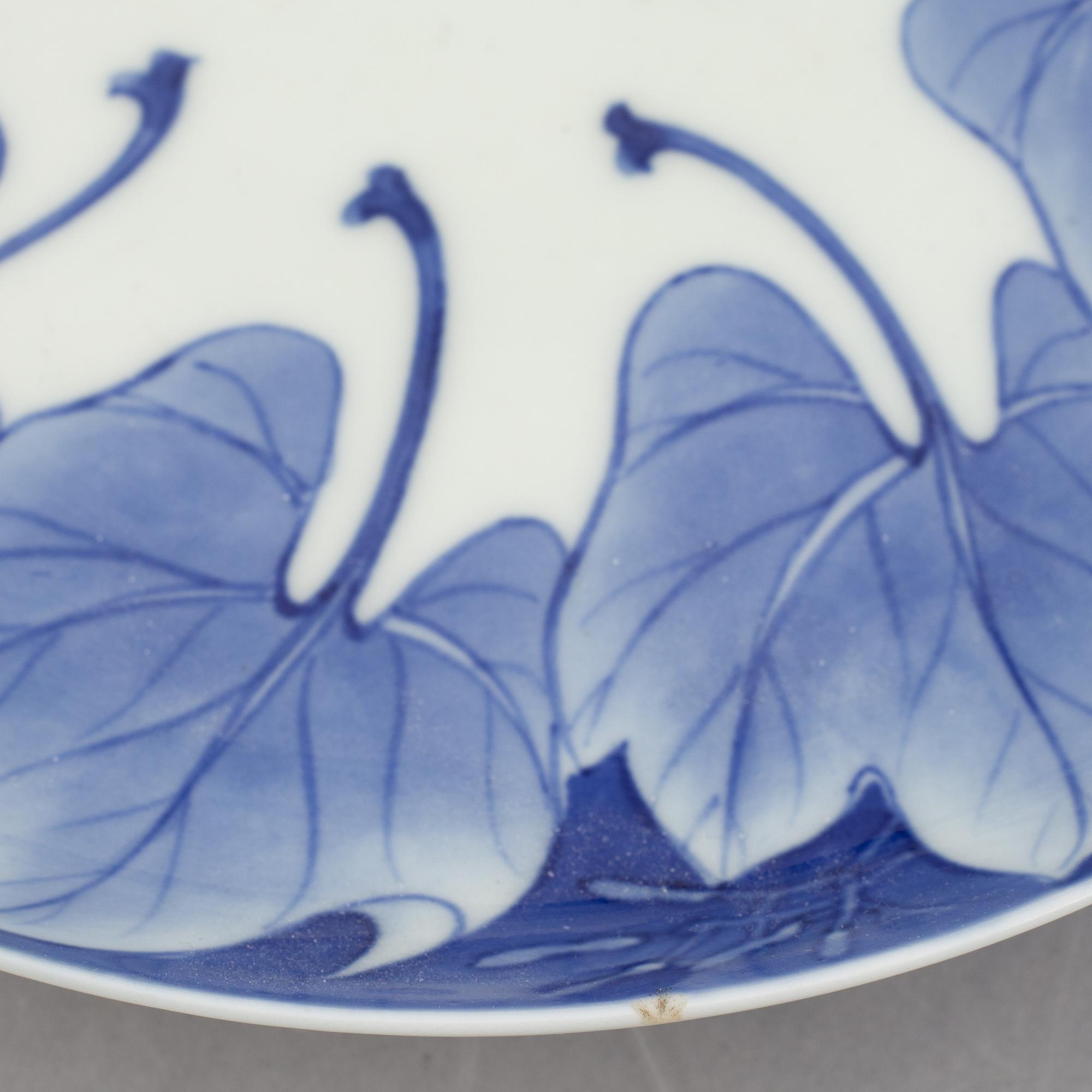 A Japanese 'Nabeshima ware' porcelain dish and bowl, Edo/Meiji, 19th century.