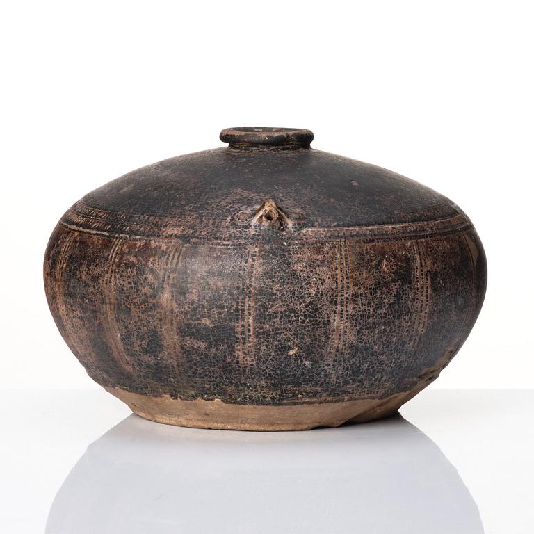 A Sawankhalok jar, Thailand/Kambodja, 14th/15th century.