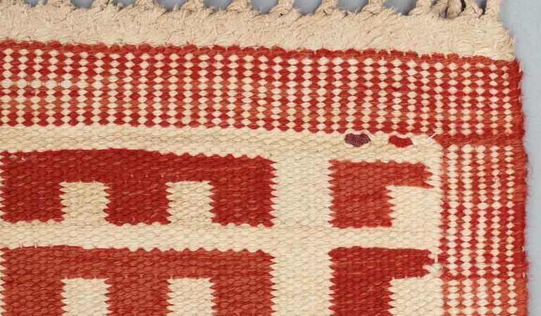 CARPET. "Rödbroka". Flat weave (Rölakan). 315,5 x 231,5 cm. Signed AB MMF AML.