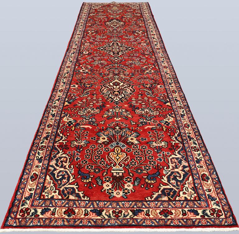 A Hamadan runner, approx. 520 x 112 cm.
