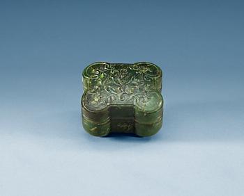 1277. A finely carved jade box with cover, Qing dynasty.