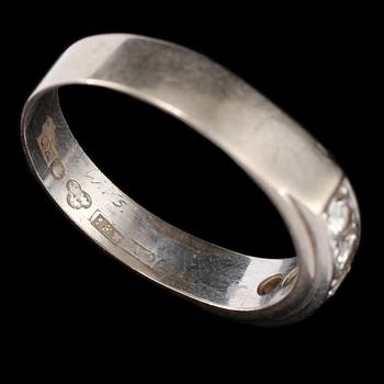 RING, 18k vitguld med 5 briljantslipade diamanter tot 0.50 ct, Rolf Kaplan, Stockholm, 1975. Vikt 4 g.