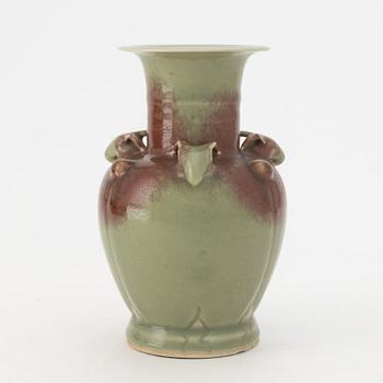 A Chinese three goat heads vase, 20th century.
