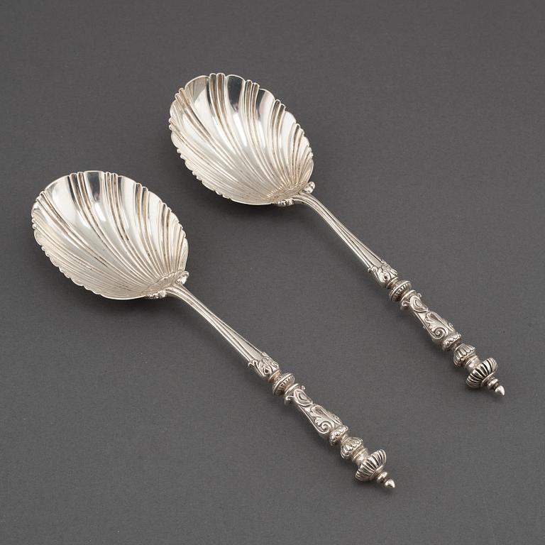 A pair of silver serving spoons from  Goldsmiths & Silversmiths Co Ltd in London, 1908 and 1909.