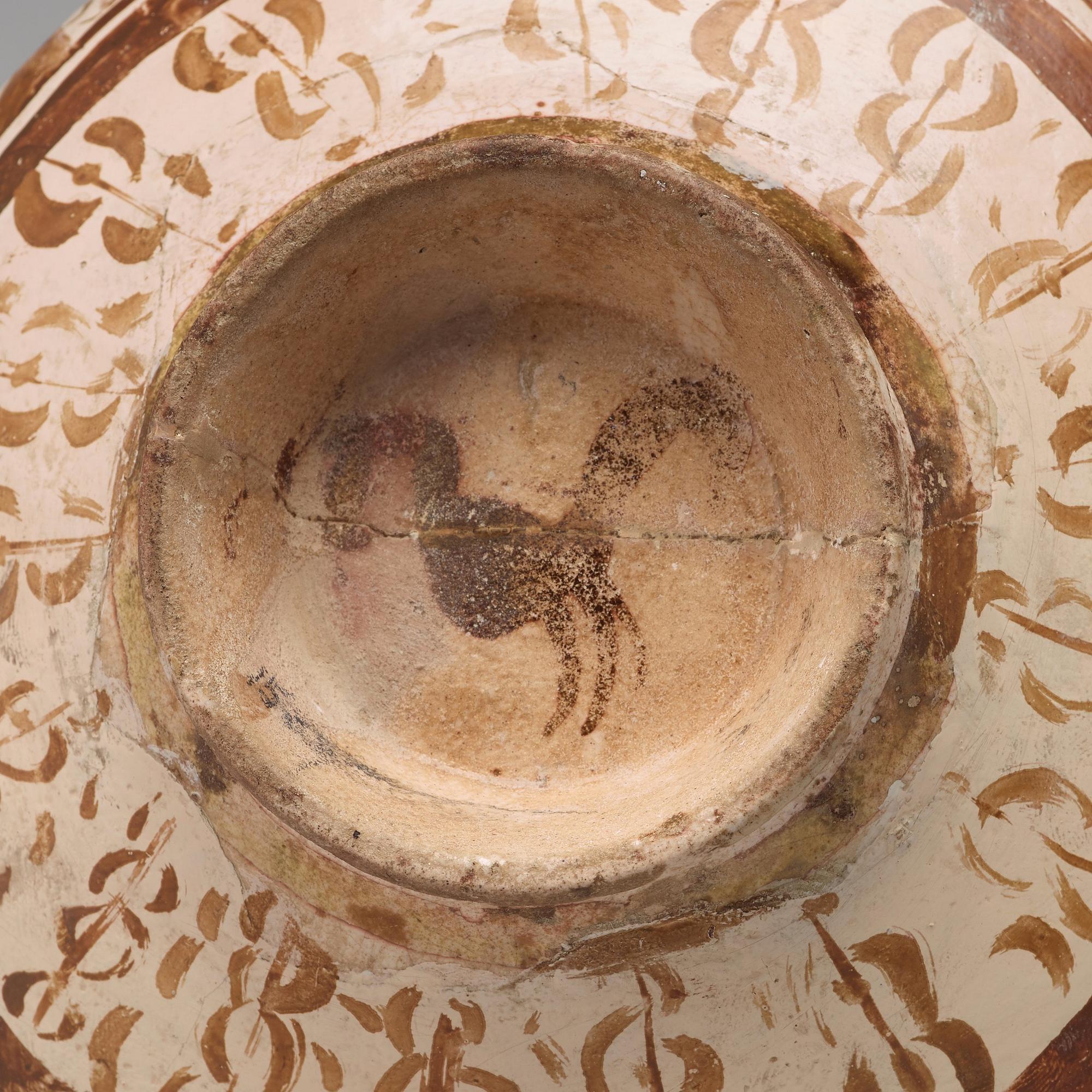 SKÅL, lergods med lysterdekor, höjd ca 10,5 cm, Persien/Iran 1100-1200-tal.