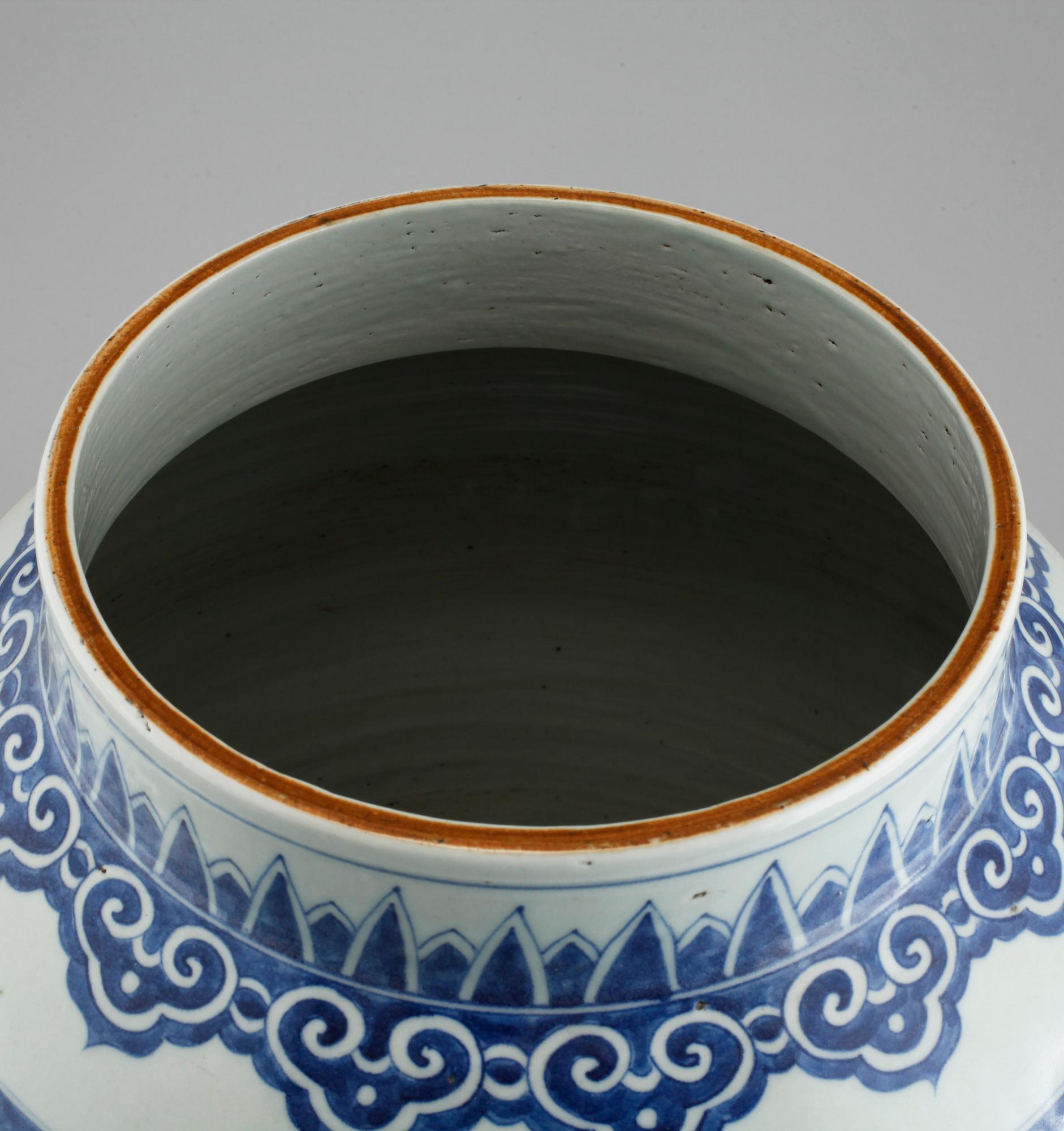 A large blue and white floor vase, lte Qing or later.