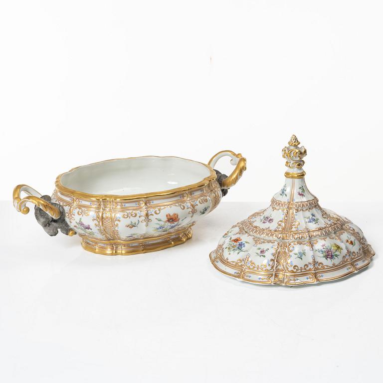 Bing & Grøndahl, a 'Rosenborg' tureen with lid, Denmark.