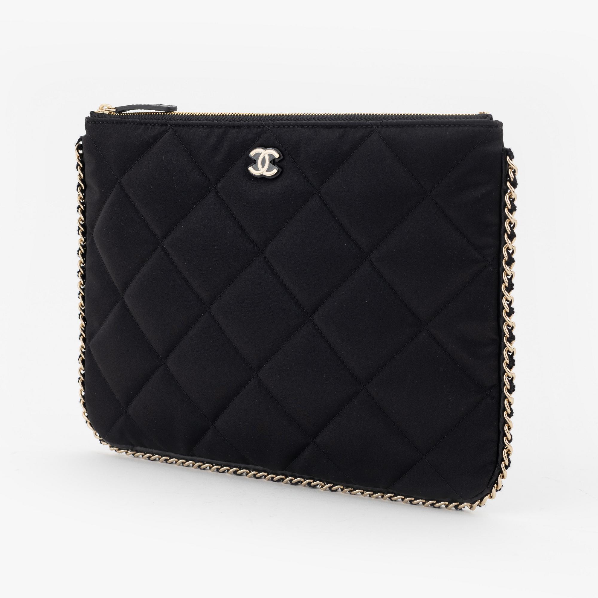 Chanel a black satin clutch 2021. Bukowskis