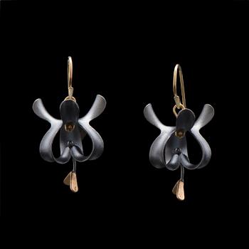 CHAO-HSIEN KUO, KORVAKORUT, "Black flower earrings with flying seed", hopeaa, 18K kultaa, 2015.