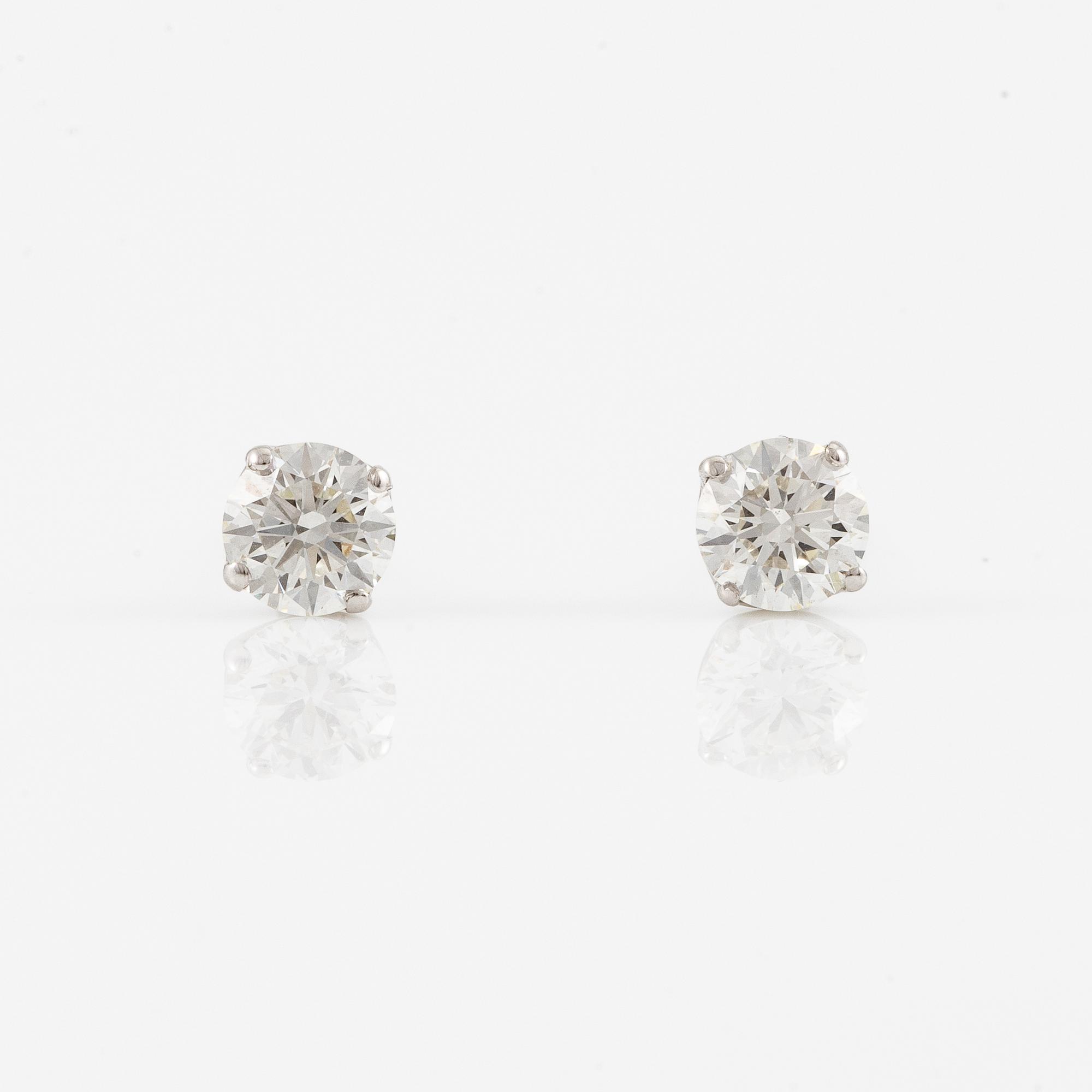 Örhängen, 18K vitguld med briljantslipade diamanter totalt 0.50 ct, medföljande GIA dossier.