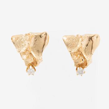 Örhängen 18K guld med briljantslipade diamanter.