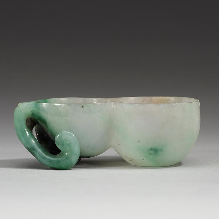 A carved nephrite brush washer, late Qing dynasty (1644-1912).