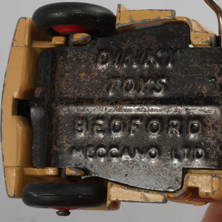 MODELLBILAR, 11 st, Dinky Toys och Lesney, omkring 1900-talets mitt.