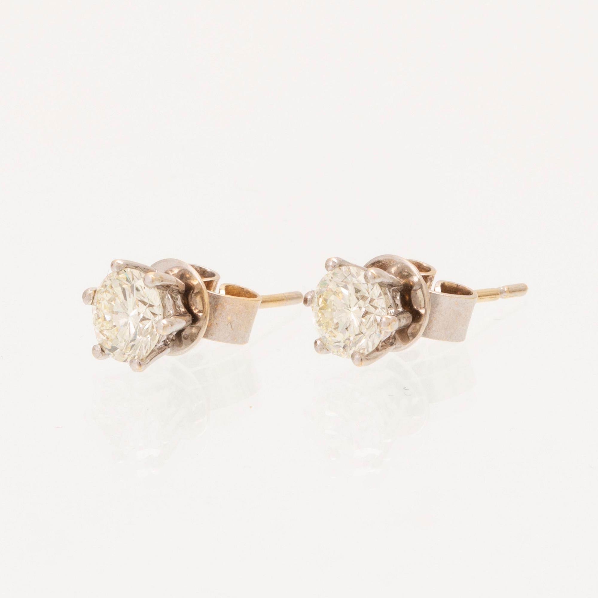 Örhängen vitguld 18K och briljantslipade diamanter.