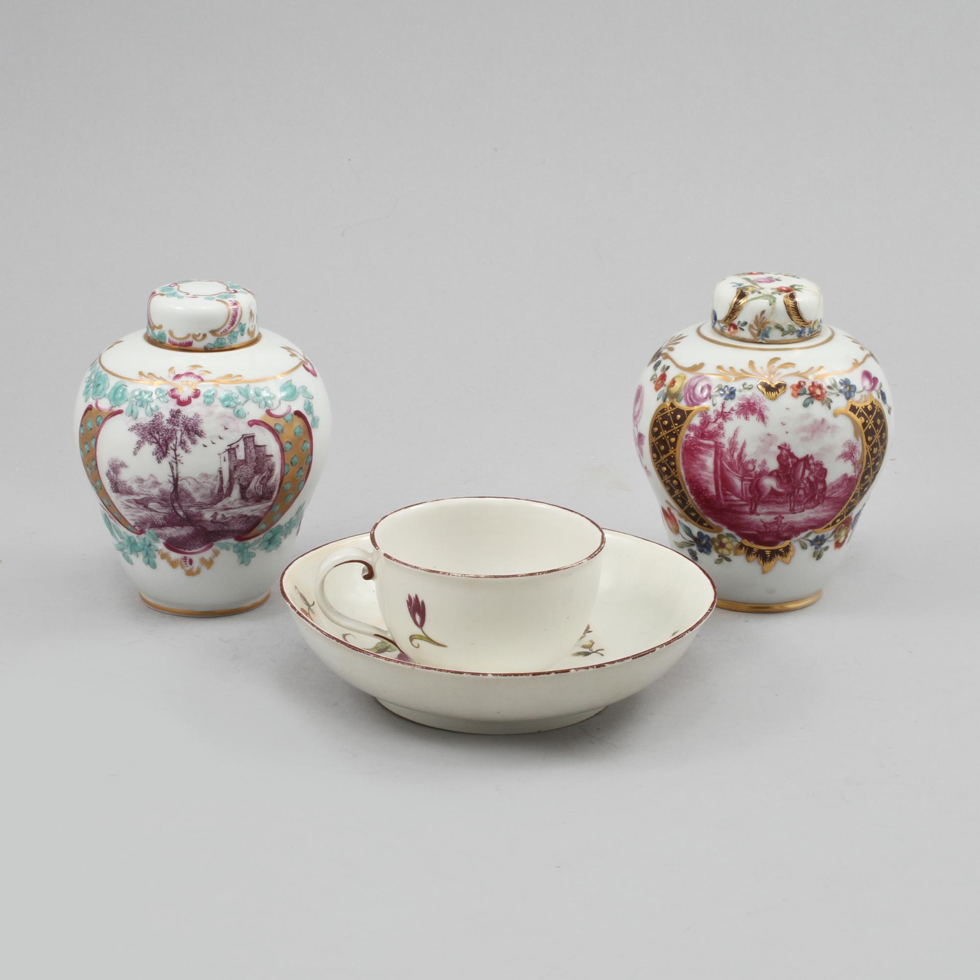 LOCKURNOR, 2 st, samt KOPP, porslin, Europa, 1800-tal.