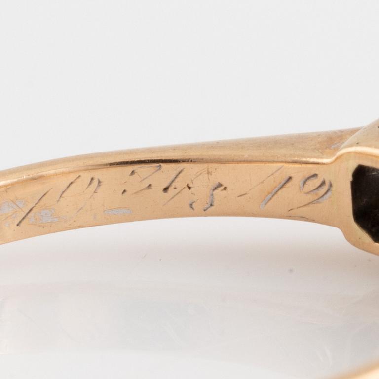 Ring, 18K guld med gammalslipade diamanter.