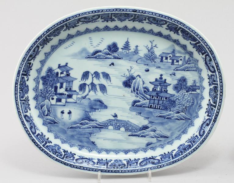 STEKFAT, 2 st, porslin, Kina, 1700-tal.