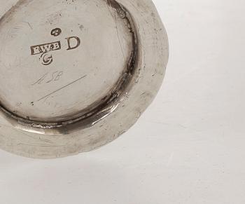 BÄGARE, 2 st, silver, Samuel Lyberg, verksam 1778-1834 Borås resp otydlig mästarstämpel, trol Gävle 1762. Tot ca 70 g.
