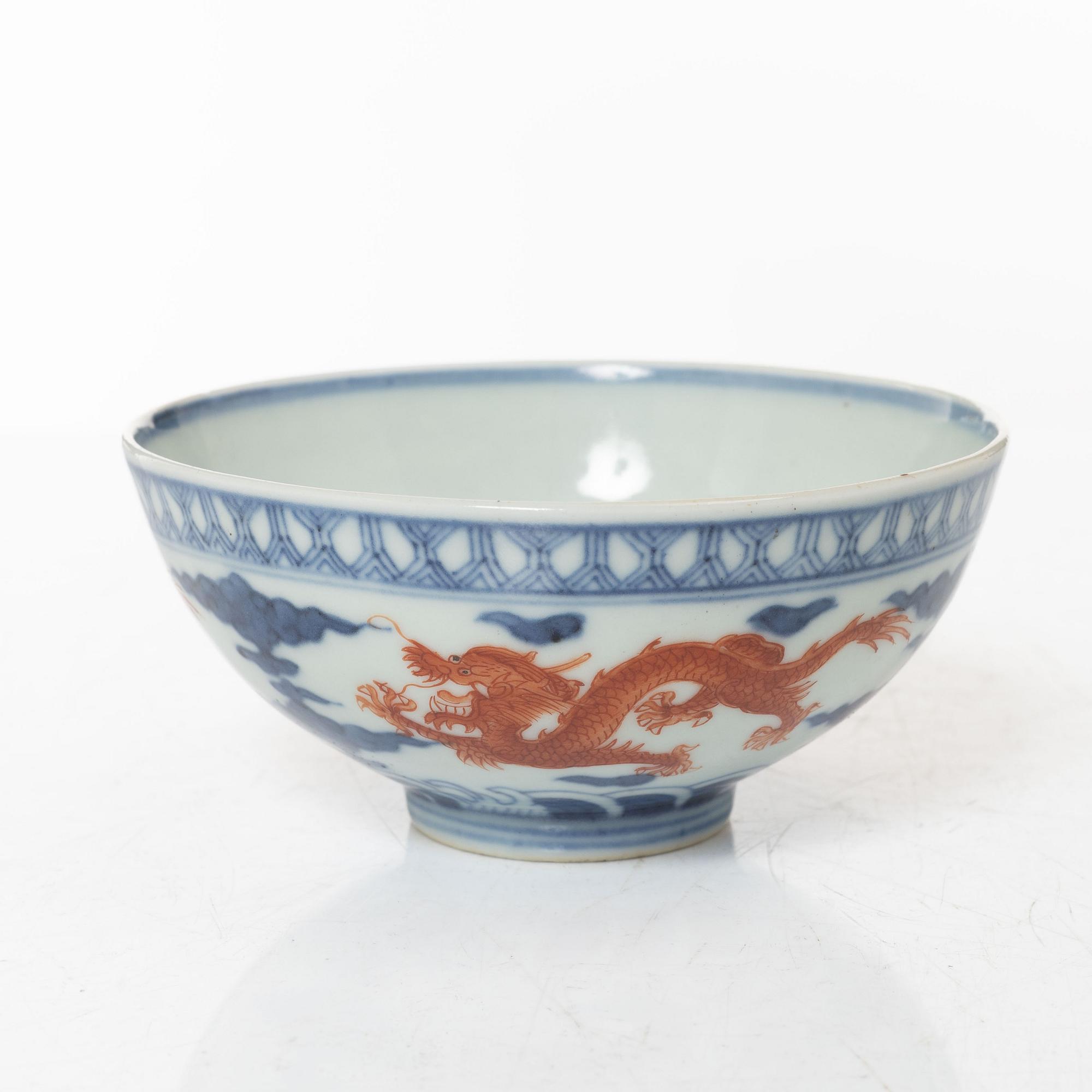 A Chinese 'dragon' bowl, porcelain, late Qing dynasty.