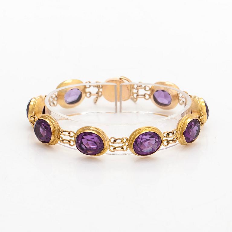 A ca. 15K gold bracelet with oval faceted synthetic sapphires.