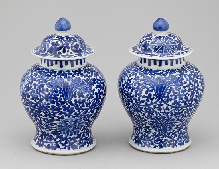 LOCKURNOR, ett par, porslin, Mingstil, Kina, troligen 1800-tal.