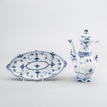 A set of 22 pcs of Musselmalet helbonde porcelain service.