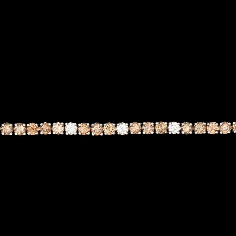 ARMBAND, cognacsfärgade briljantslipade diamanter samt tre vita, tot. ca 6.30 ct.