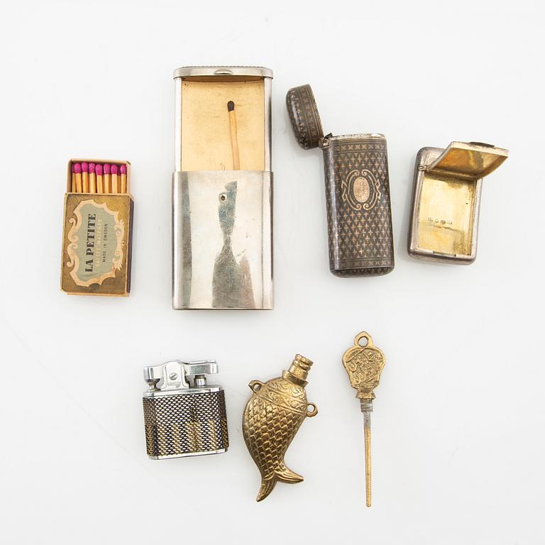 Various evening-related items such as cigarette cases, powder compacts, perfume flacons, etc., from the first half of the 20th century.