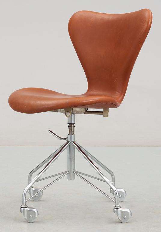 ARNE JACOBSEN, skrivbordstol "7:an" för Fritz Hansen, 1960-tal.